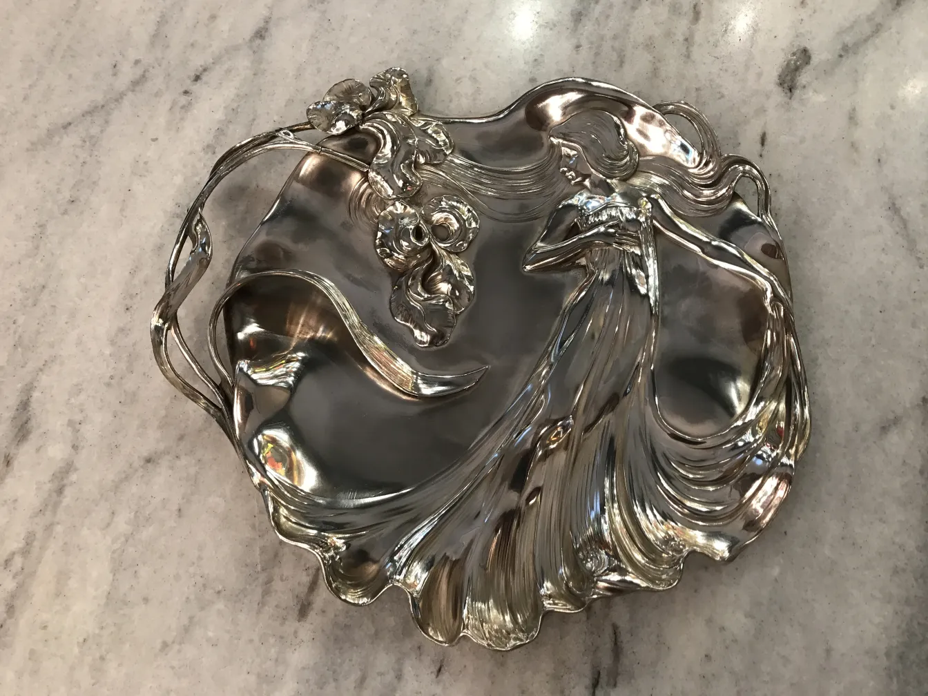 vassoio per carte antico con dettagli decorativi intricati