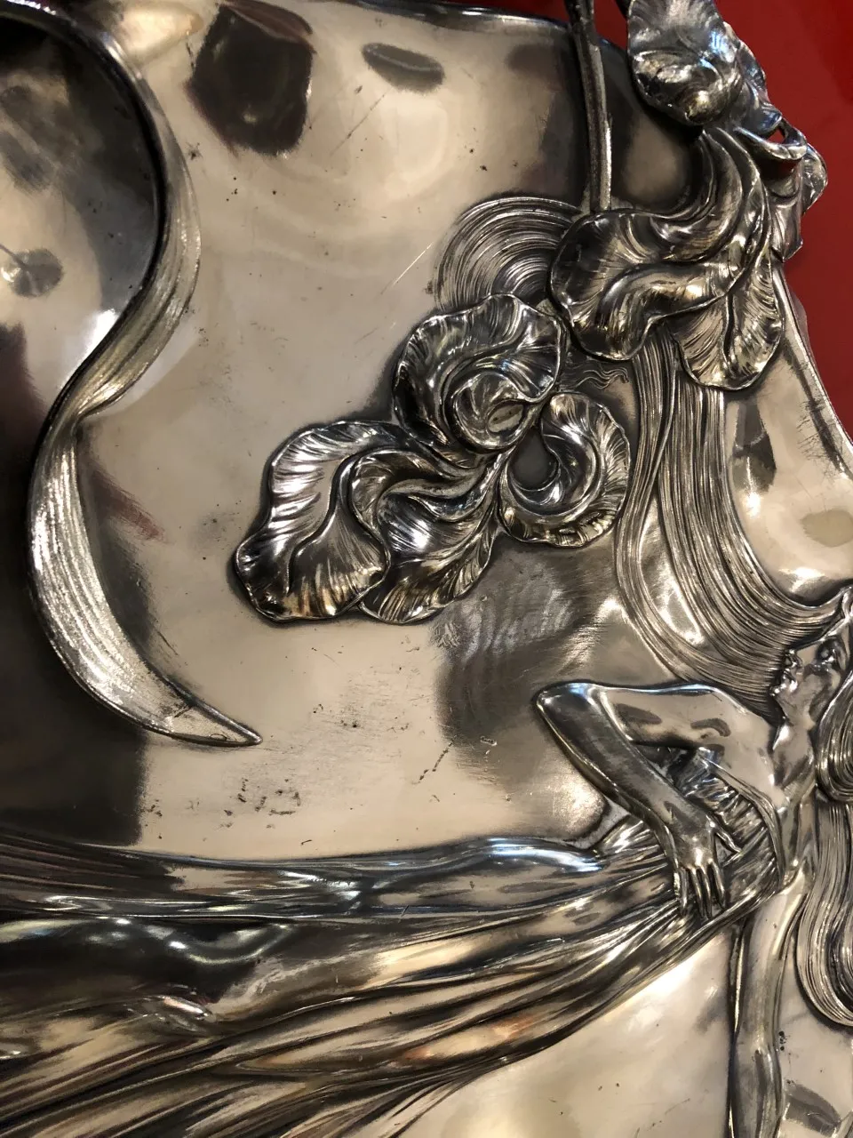 bandeja de cartas antigua WMF con detalles en relieve, ambiente elegante