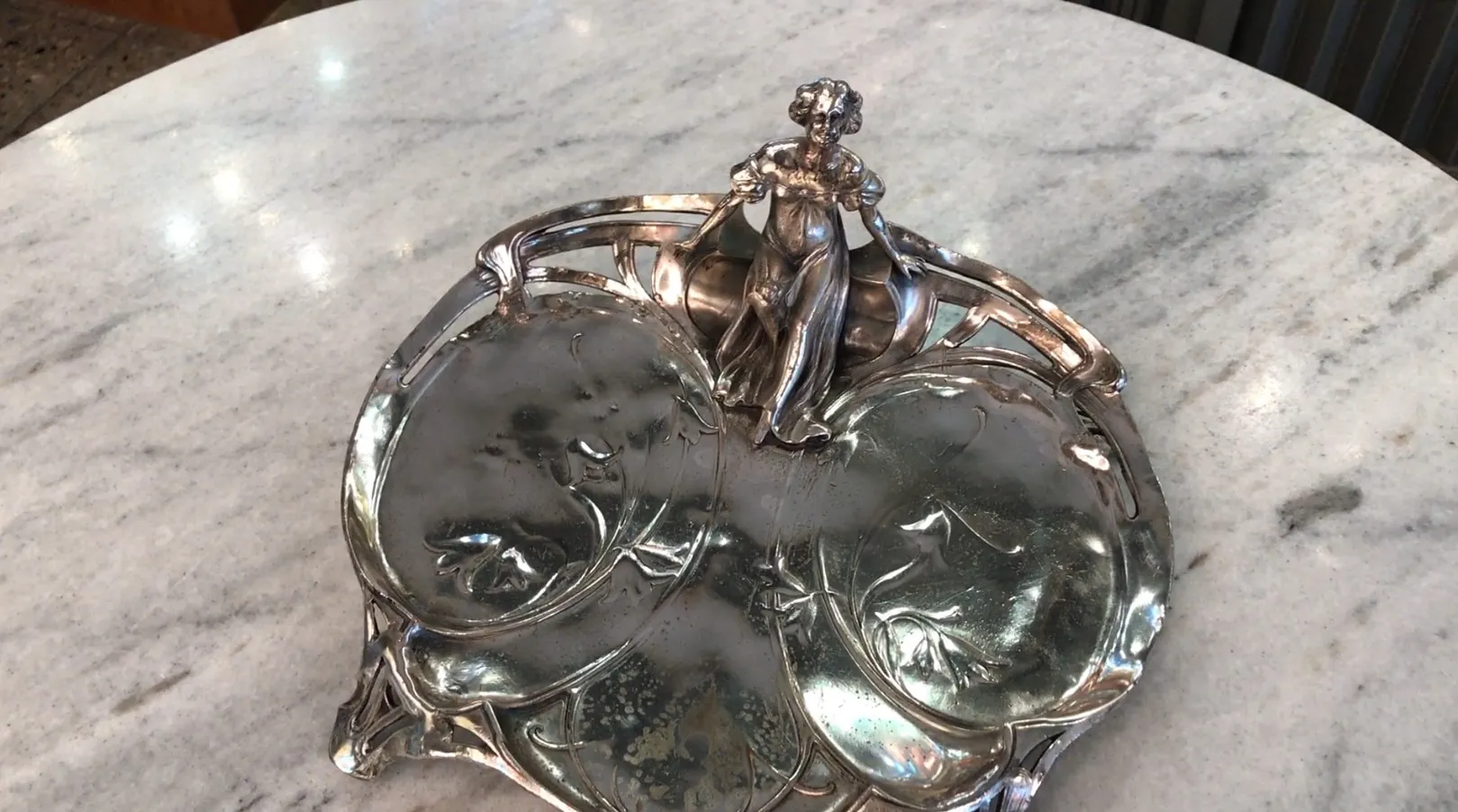 Plateaux de carte ancien WMF avec une figure féminine au centre