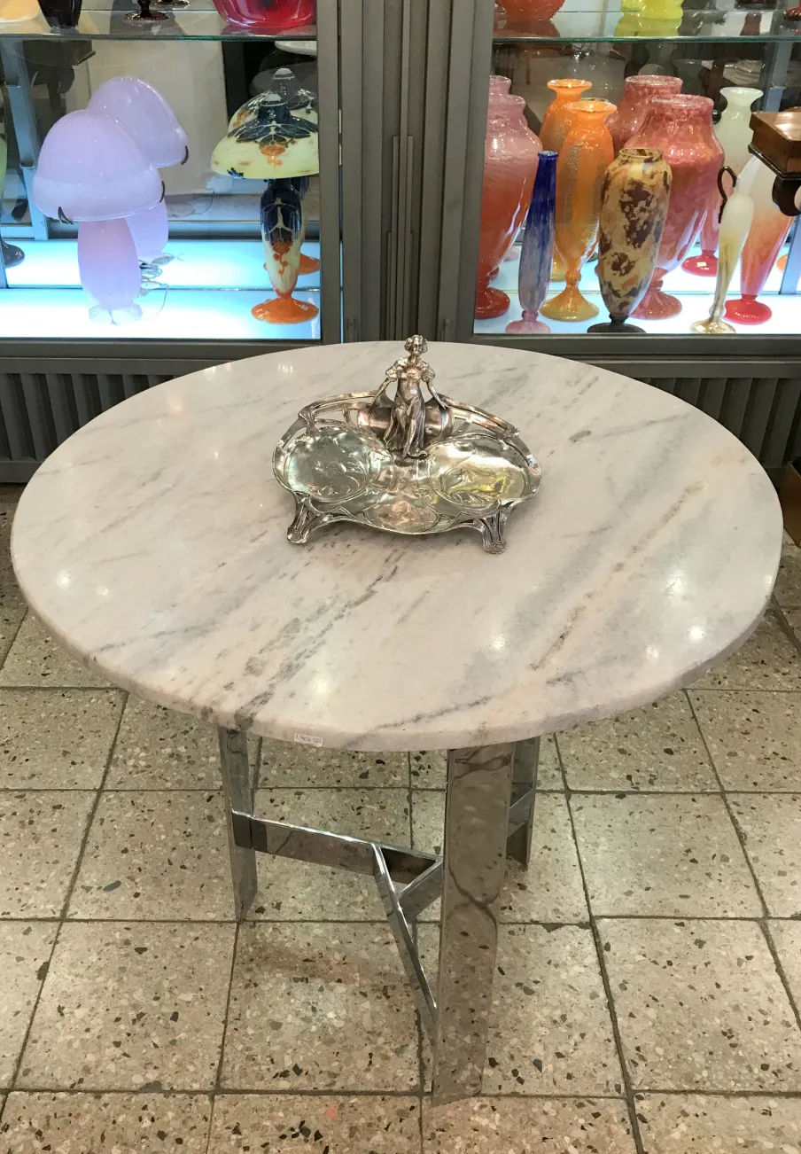 Plateaux de carte antique WMF sur une table en marbre avec un fond coloré