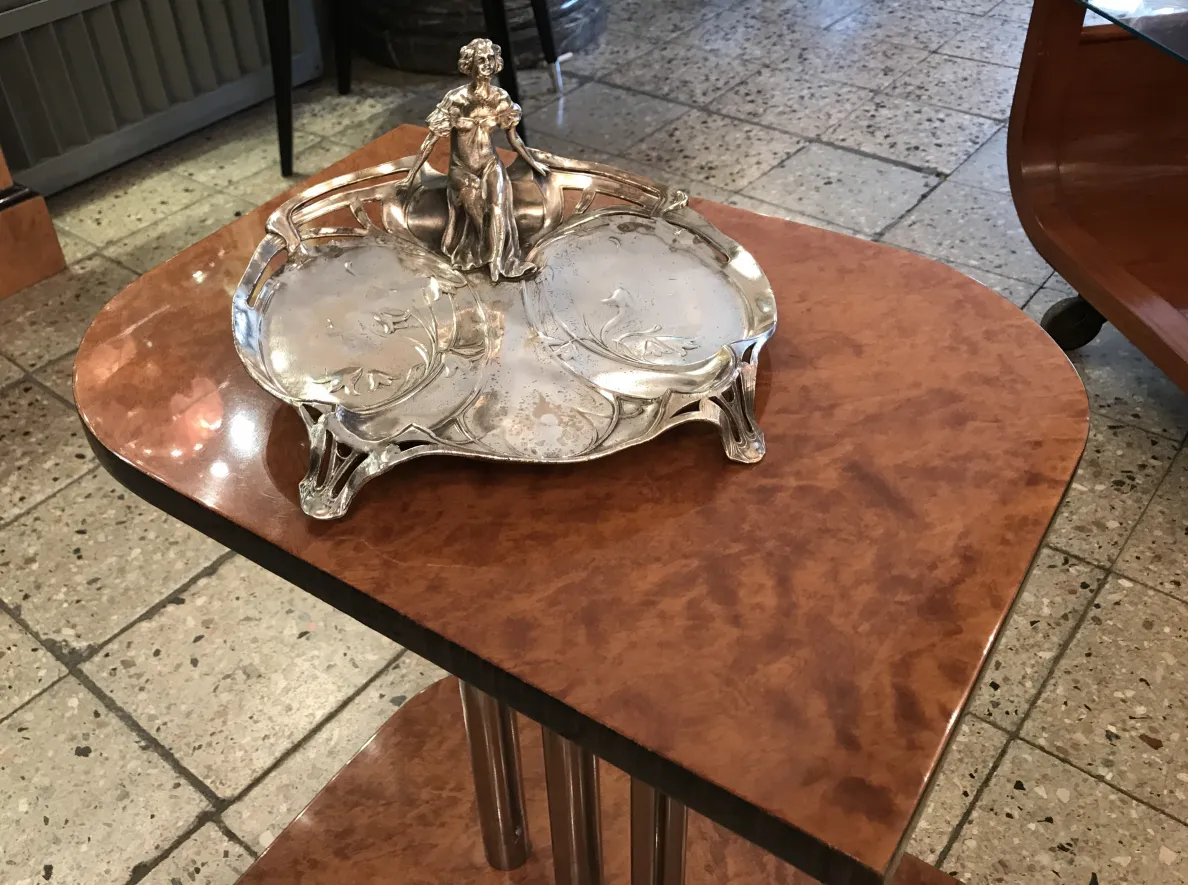 Vassoi per carte WMF con dettagli decorativi antichi su un tavolo elegante