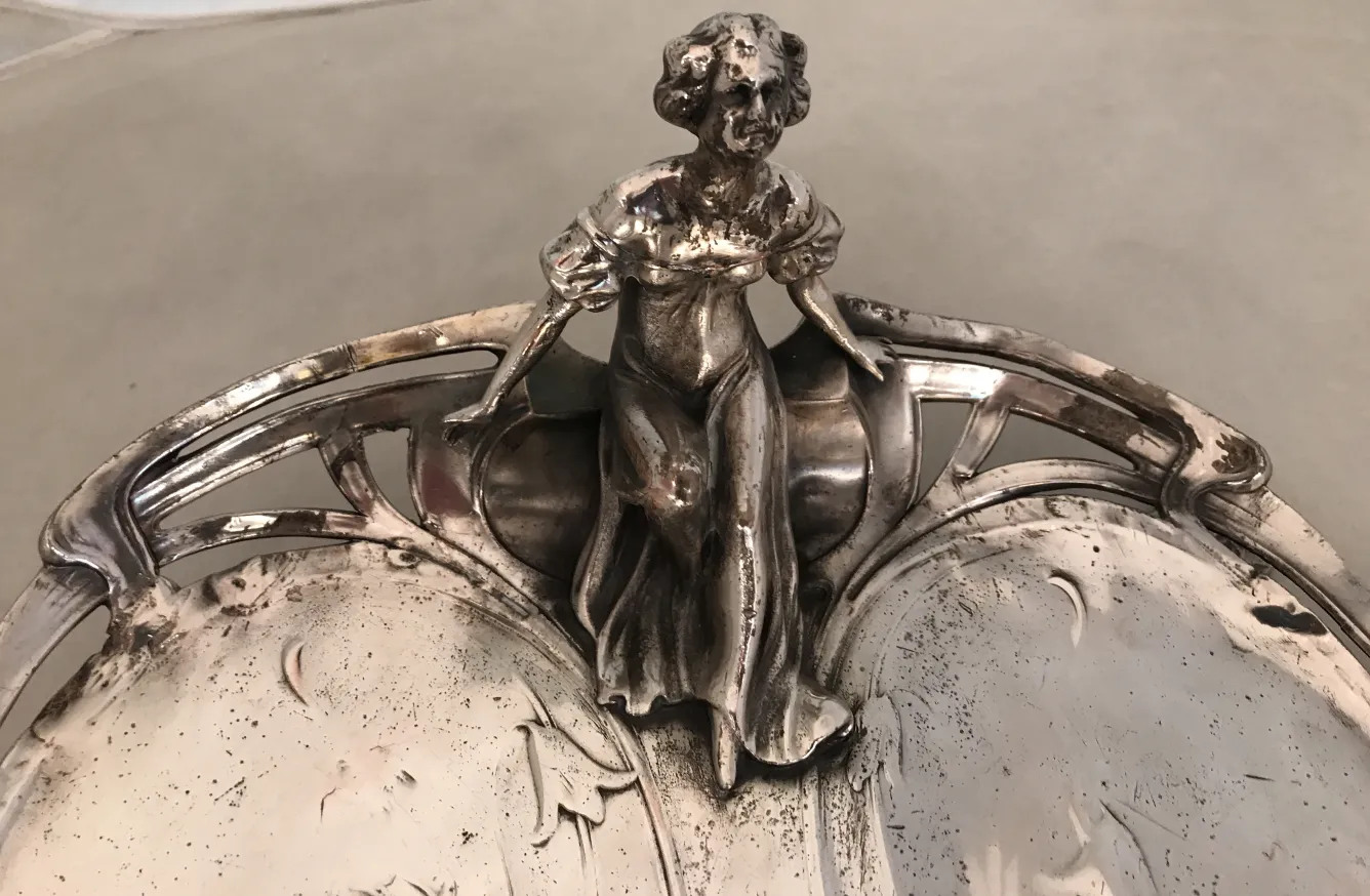 vue d'un plateau de cartes WMF avec une figure féminine au centre