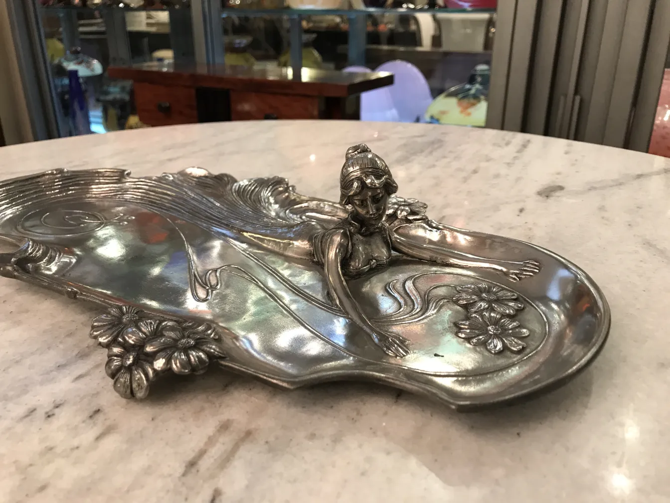 antikes WMF Kartenfach mit dekorativer Figur und Blumen.