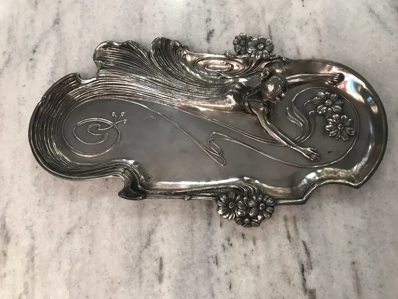 vassoio per carte antico con decorazione floreale e figura