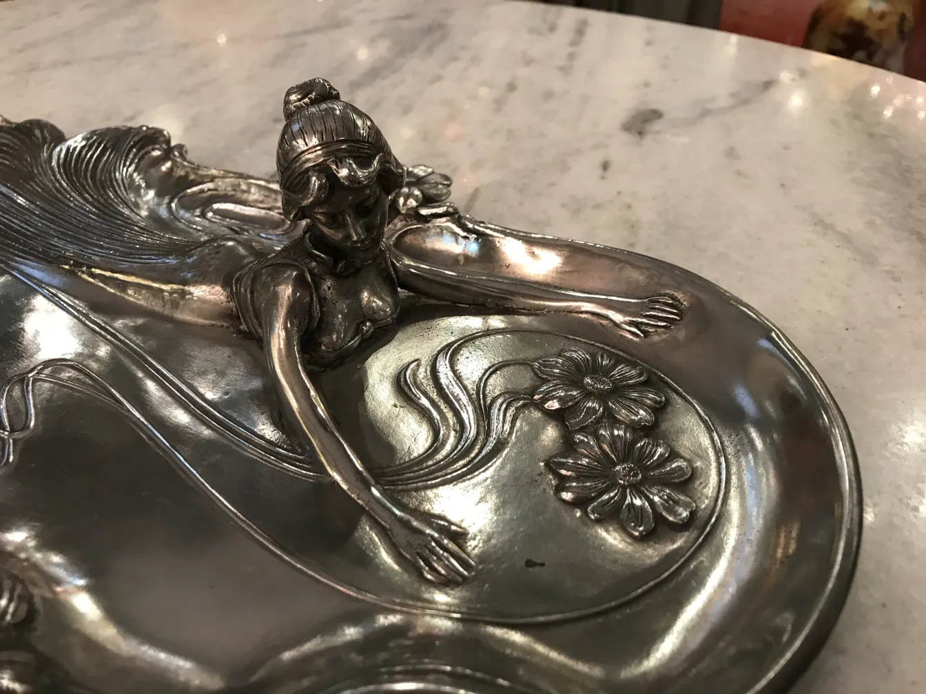 vassoi per carte antichi WMF con figura femminile e fiori in rilievo