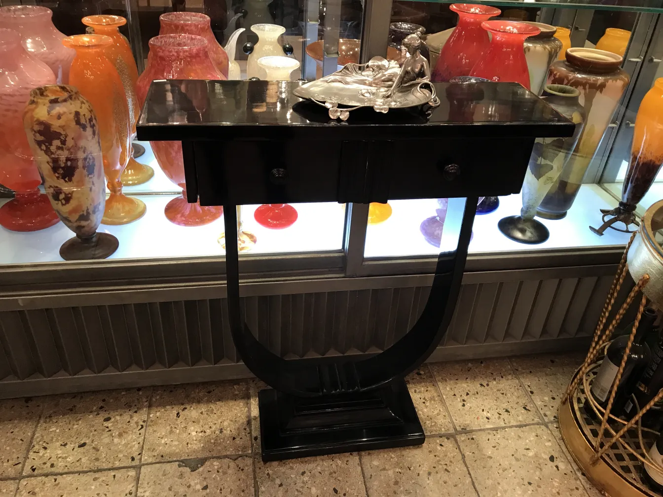 antikes kartenfach wmF, präsentiert in einem eleganten setting