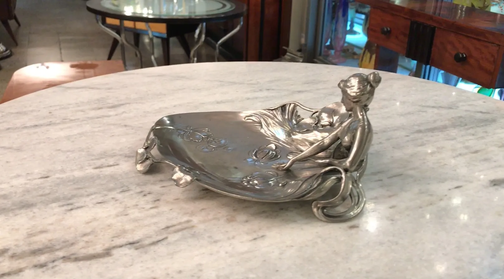 antigua bandeja de cartas con figura femenina, decorativa, sobre mármol