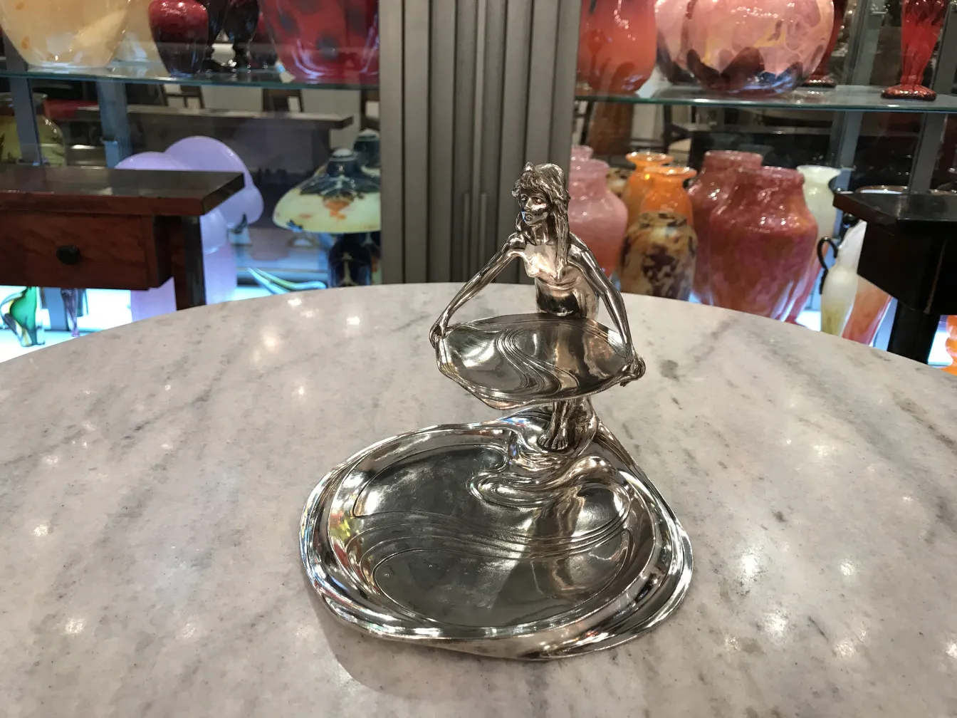 bandeja antigua de cartas con figura decorativa y elegante