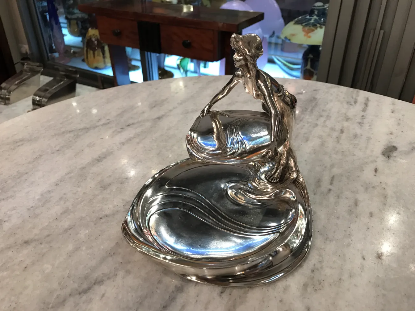 plateau de carte ancien WMF avec design artistique en métal