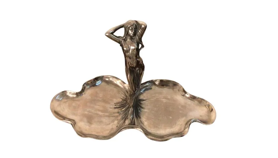 bandeja de cartas antigua con figura en el centro, elegante y curvada