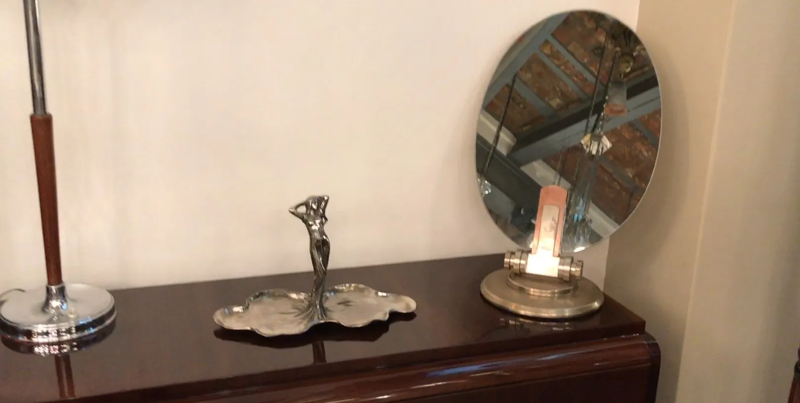 bandeja antiga de cartas com figura decorativa