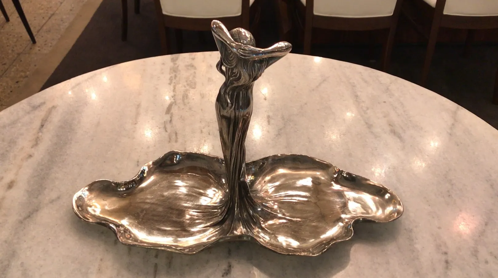 vassoio per carte antico con design elegante e figura centrale