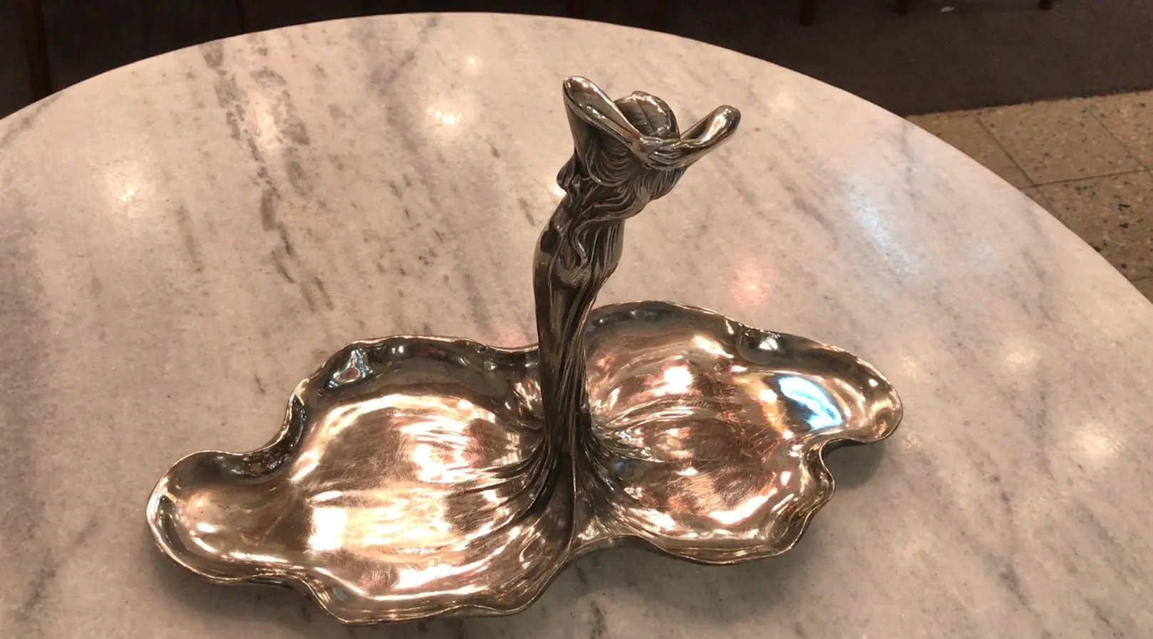 Bandeja de cartas antiga WMF com design elegante, perfeita para decoração