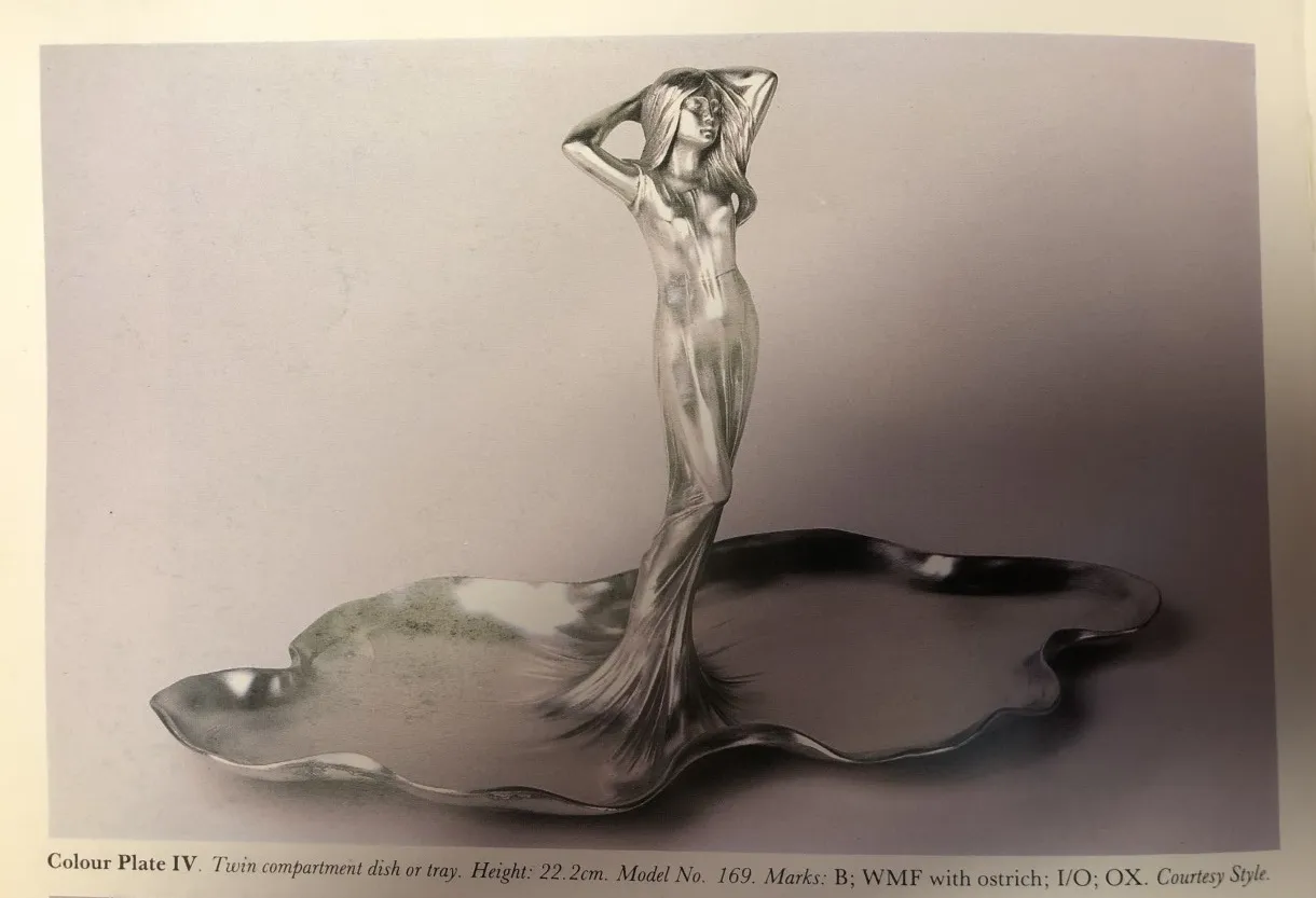 Vassoi per carte antichi WMF con figura elegantemente progettata al centro.