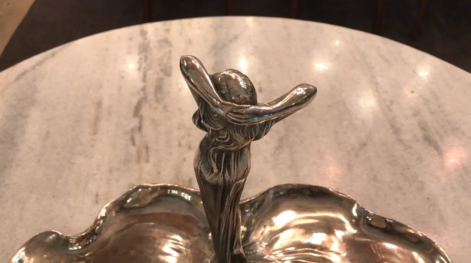 पुरानी पत्र ट्रे जिसमें सजावटी आकृति WMF है।