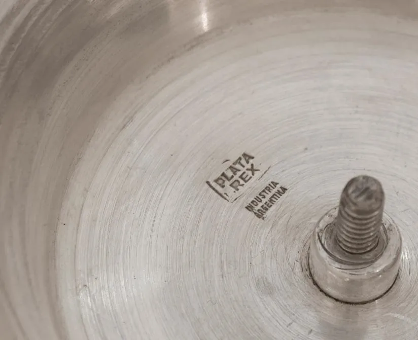 صينية مغلف قديمة مع تصميم دائري ومسمار مركزي