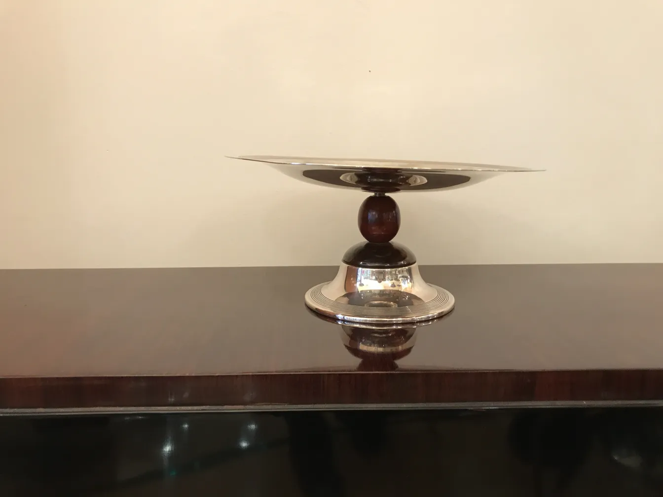 प्राचीन पत्र ट्रे एक तटस्थ पृष्ठभूमि पर