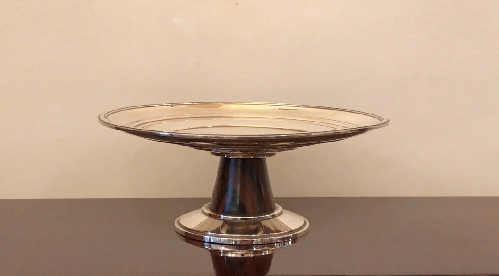 Vassoio per carte antico con base elegante e forma ampia.