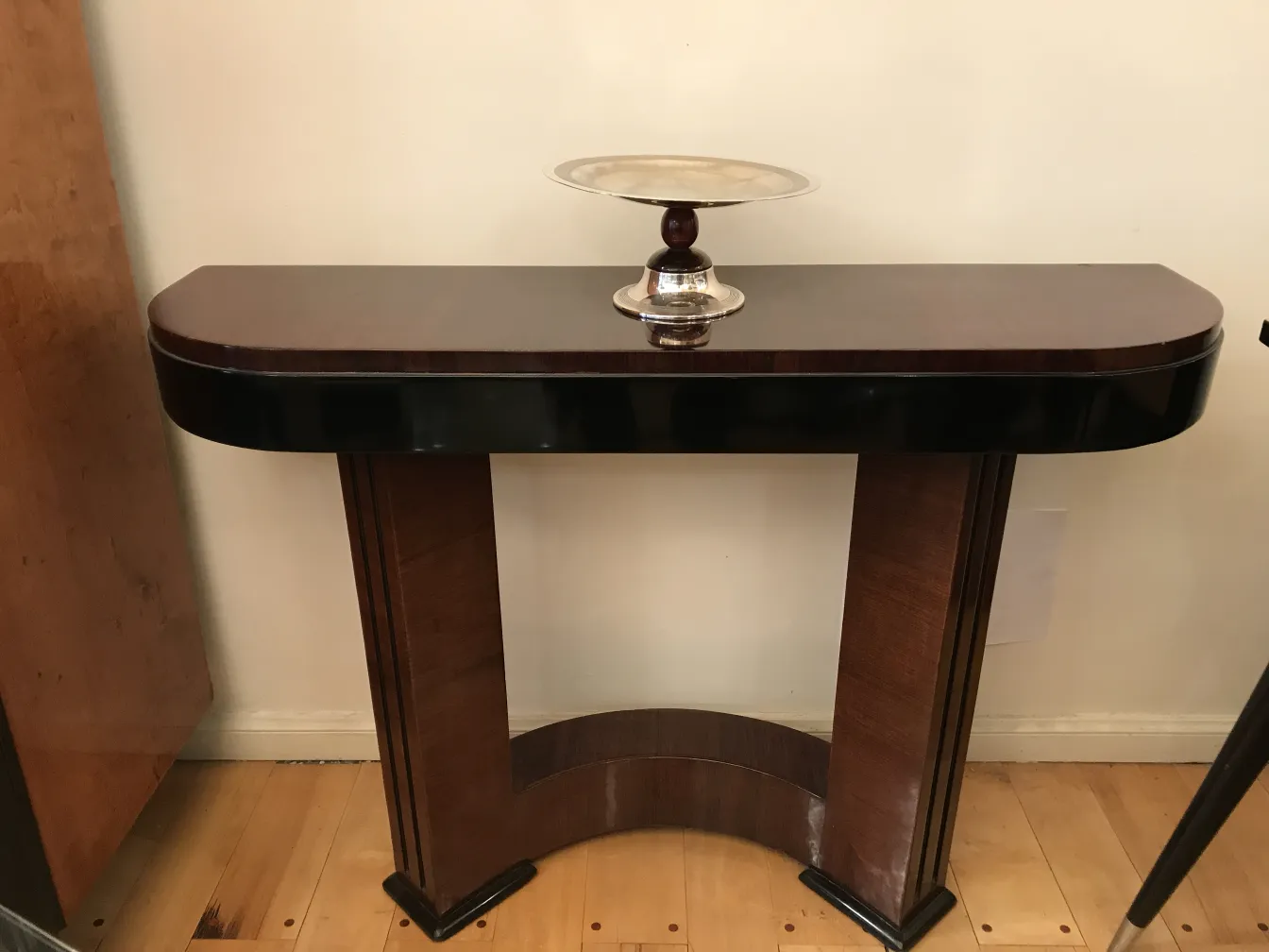 Bandeja de cartas antigua WMF en ambiente doméstico con mobiliario