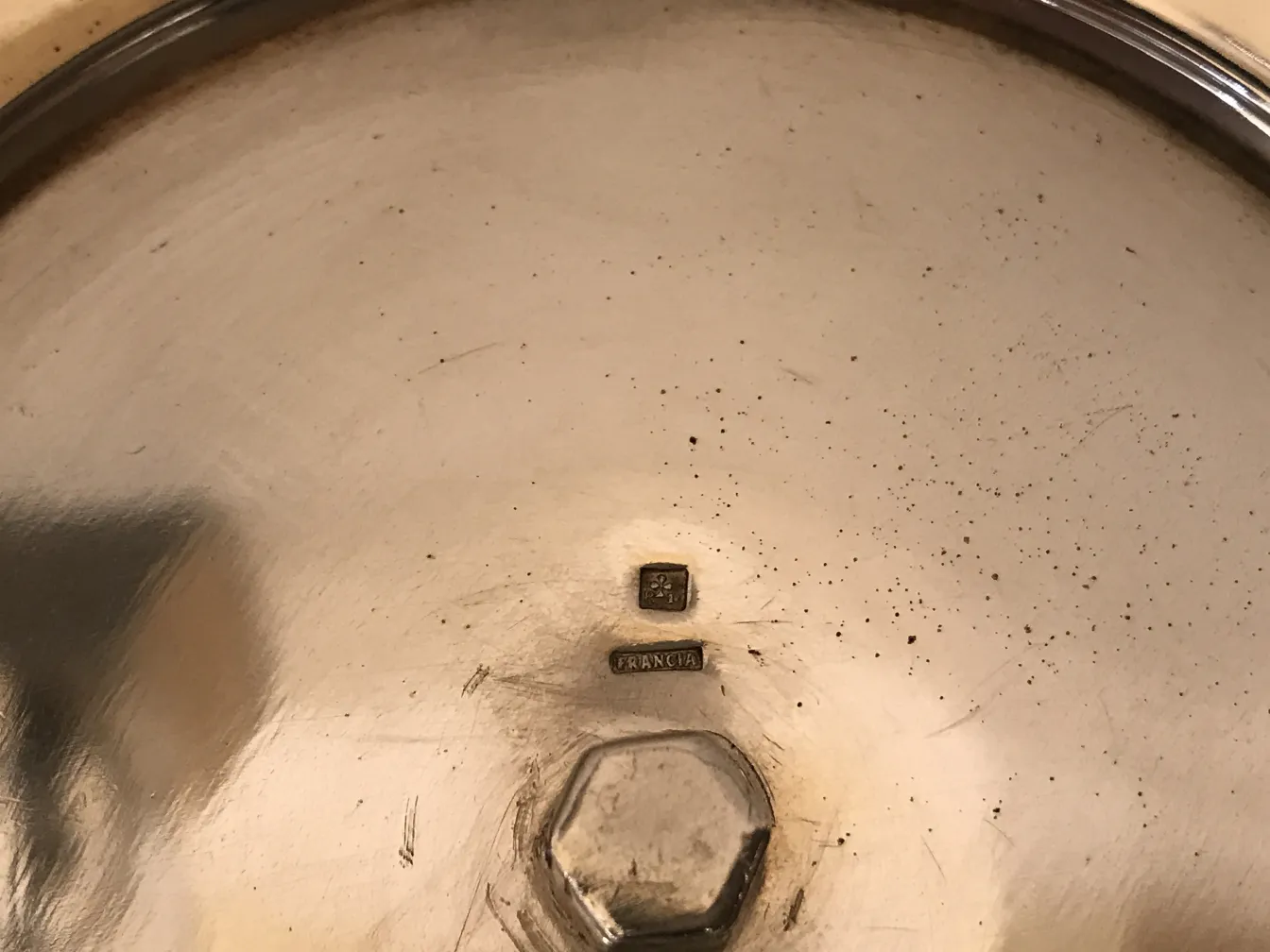 Bandeja de cartas antiga da WMF com detalhes brilhantes.