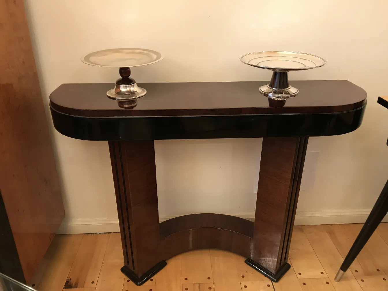 plateau de carte ancien avec décoration élégante et forme épurée