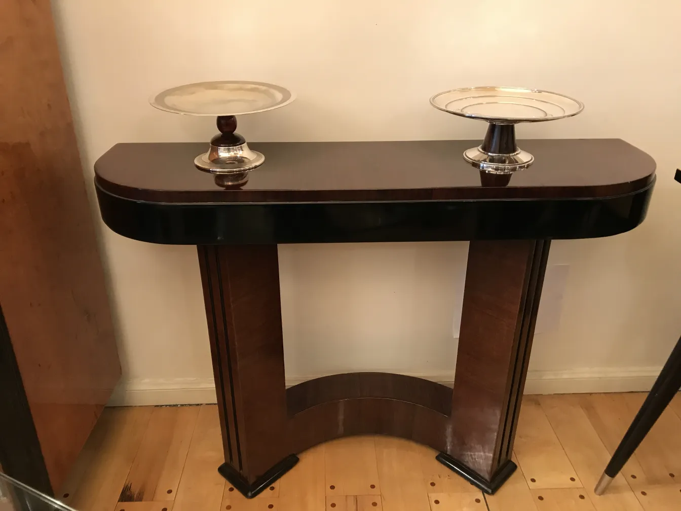 старинный металлический лоток для карточек WMF в элегантной обстановке, с плавными формами.