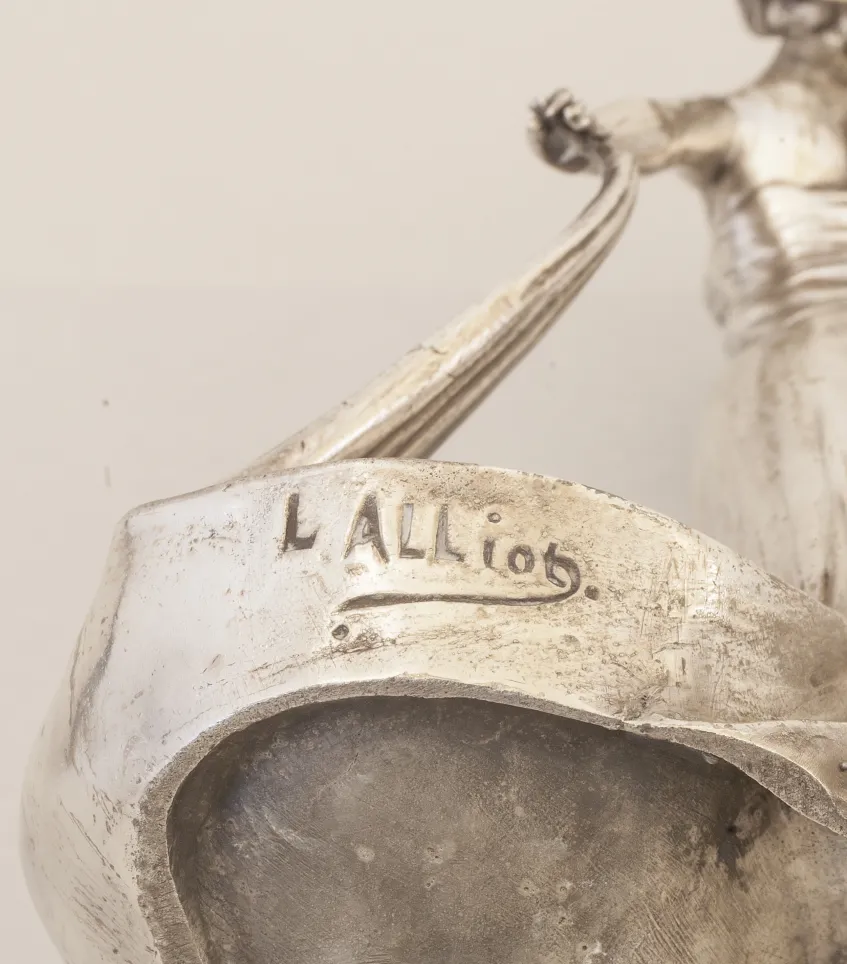 विभिन्न सजावटी विवरणों के साथ पुरानी पत्र ट्रे