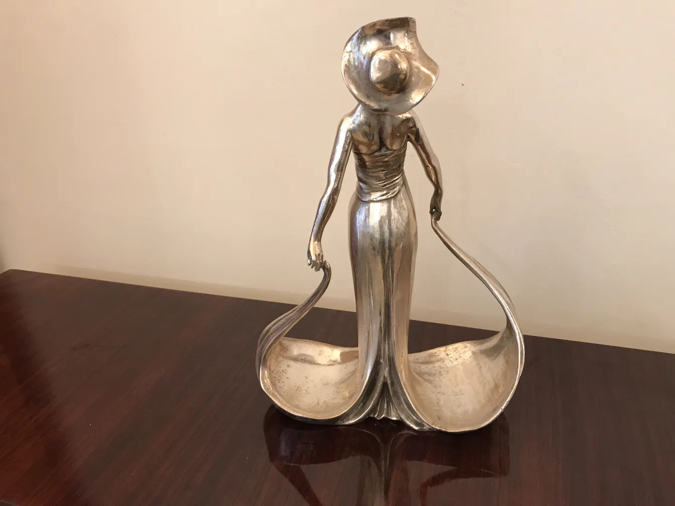 bandeja antigua para cartas con figura elegante