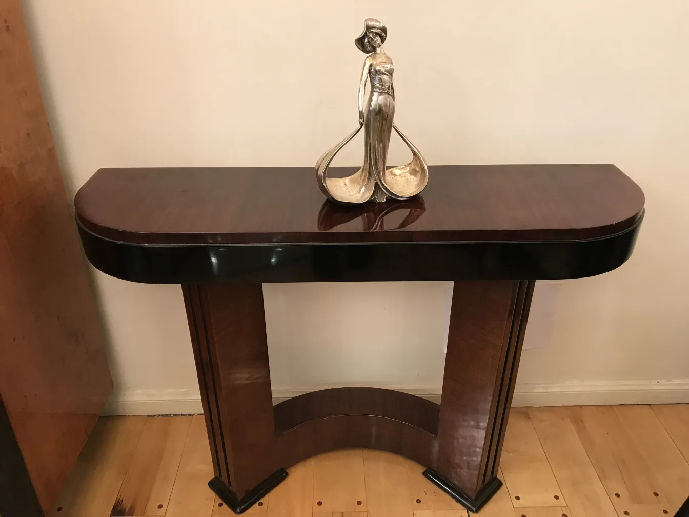 Antikes Kartenfach L. Allion mit dekorativer Figur und Eleganz.