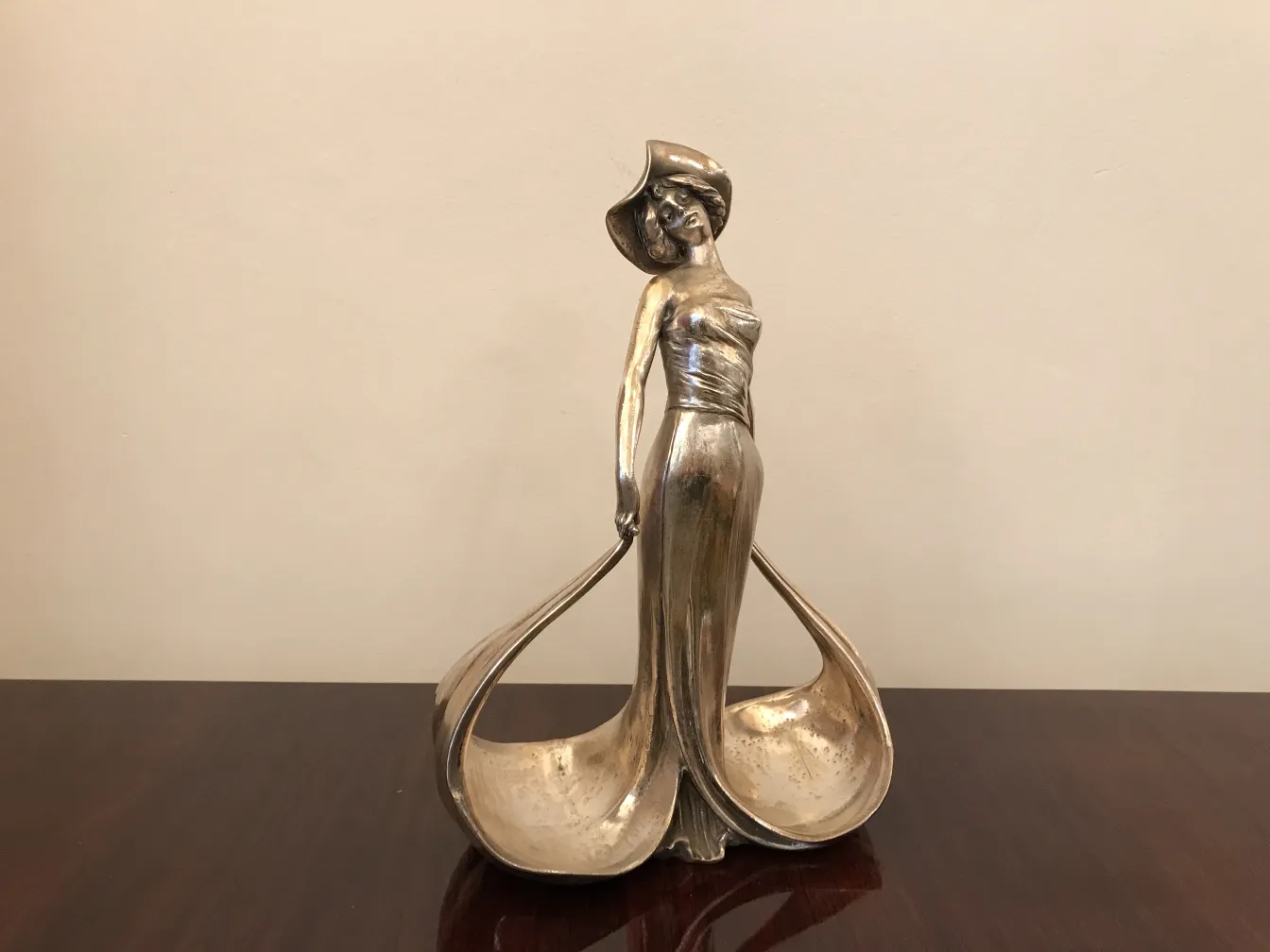 Antikes Kartenfach L. Allion mit dekorativer Figur und breitem Sockel.