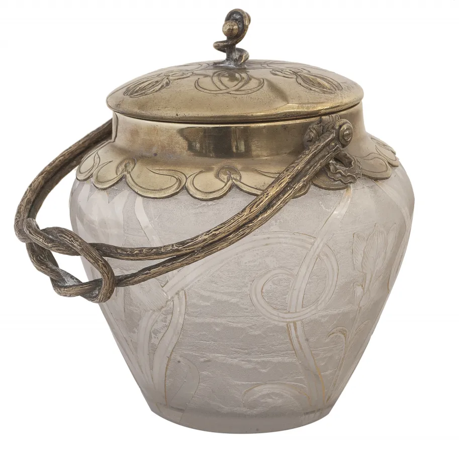 bonbonnière antique avec un couvercle décoré et un design gravé