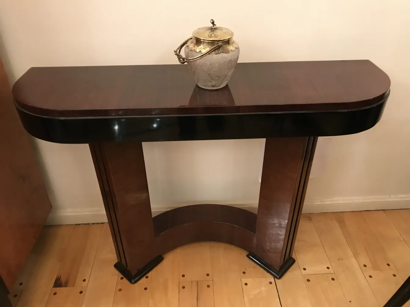 Antike dekorative Bonbonschale auf einem eleganten Tisch mit einfachem Hintergrund.