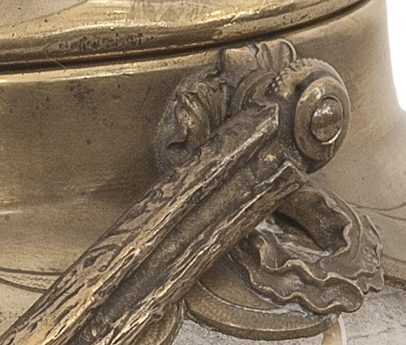 bonbonnière antique avec décorations en relief