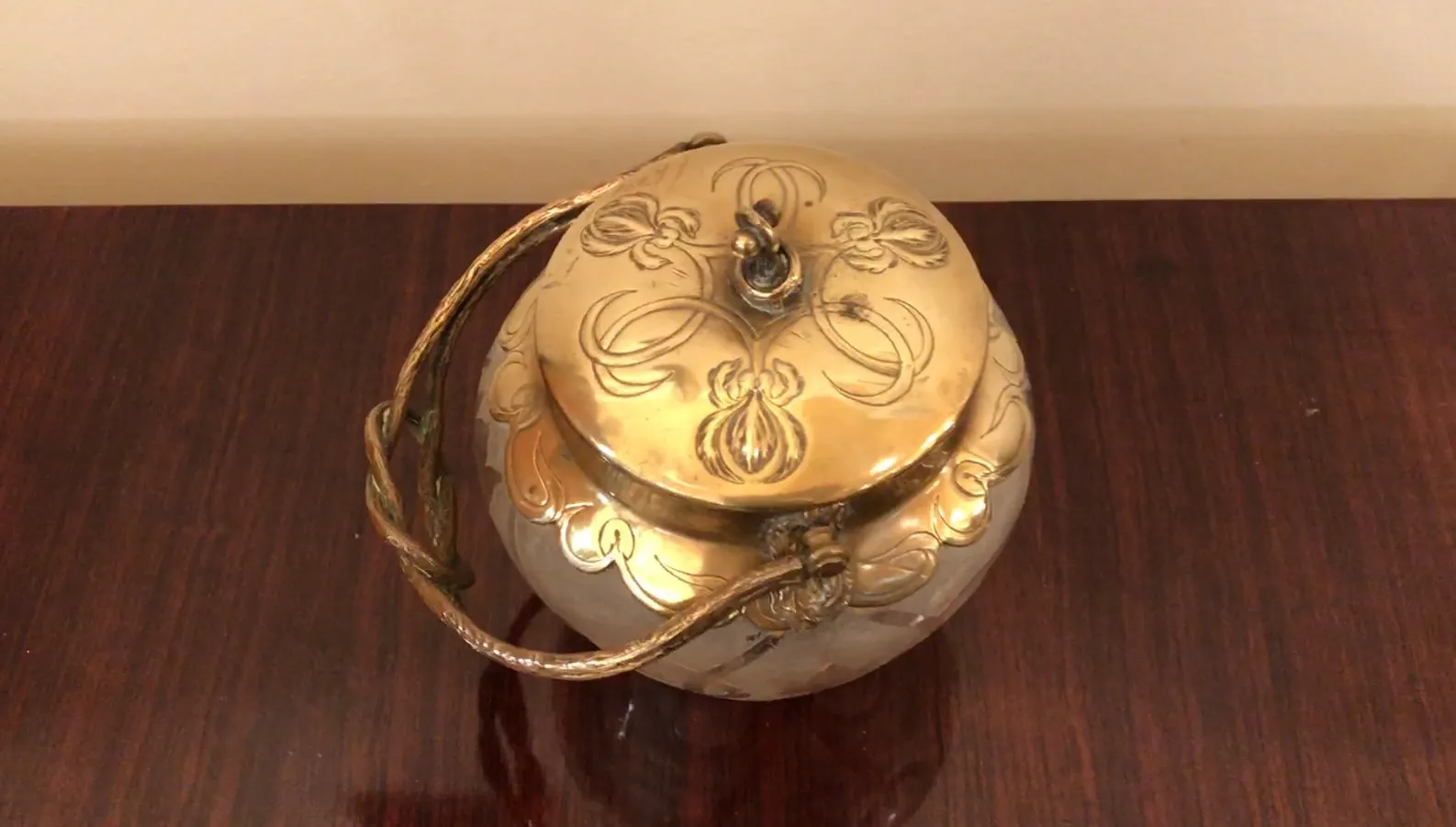 antike bonbonschale mit goldenem Deckel und floralem Dekor