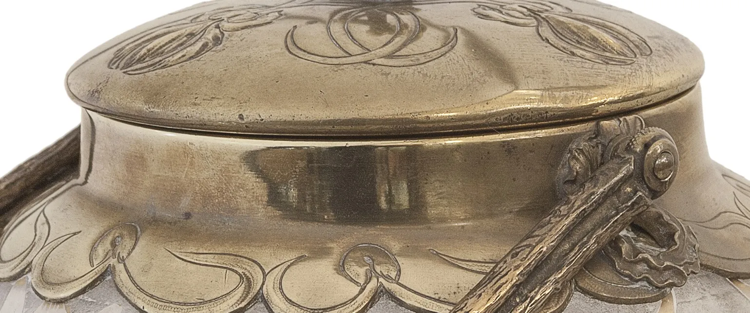 caramelera antigua con detalles decorativos elegantes