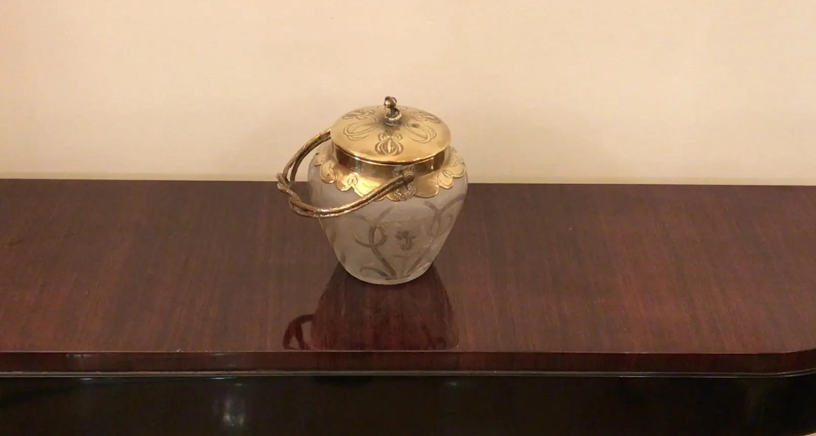 antike dekorative bonbonschale mit goldenem Deckel