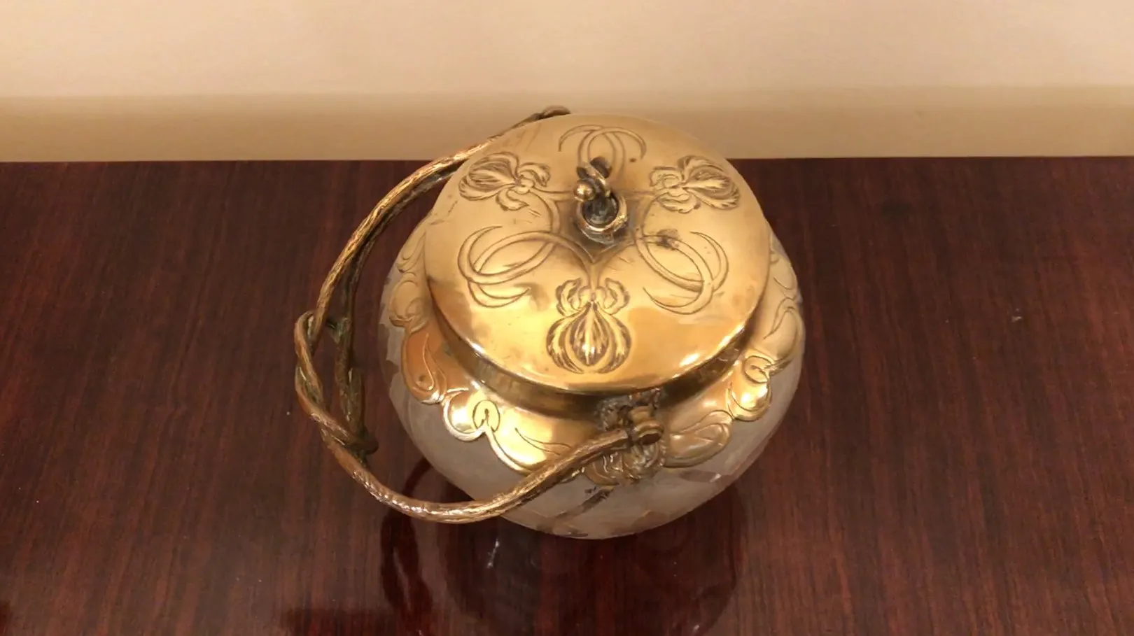 caixa de bombons antiga com tampa dourada e desenhos de flores