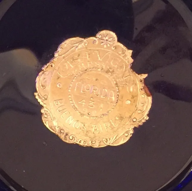 bonbonnière ancienne avec une décoration élaborée