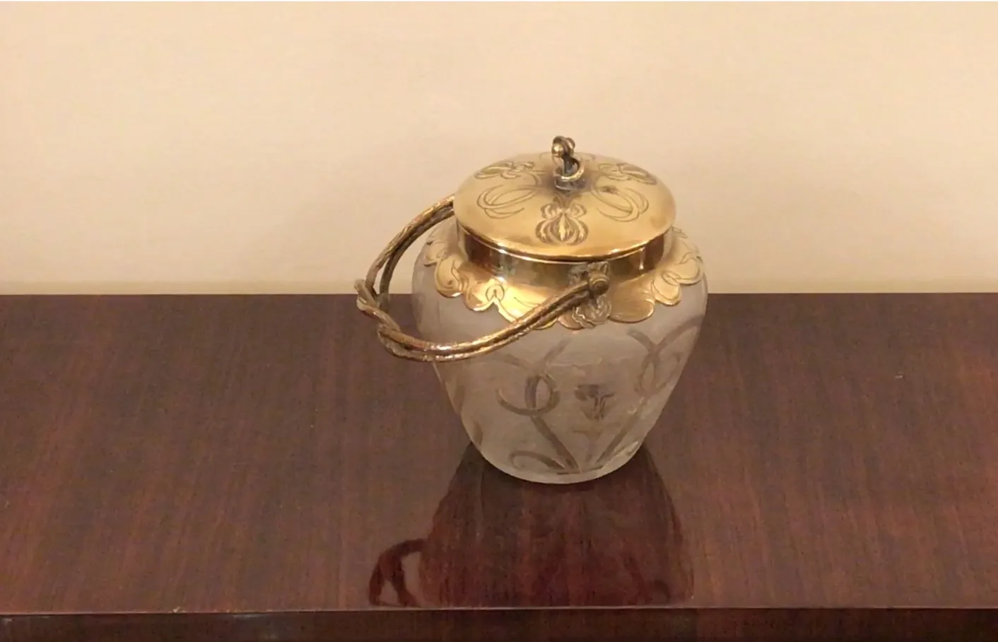 antike bonbonschale mit floralen Mustern und goldenem Deckel