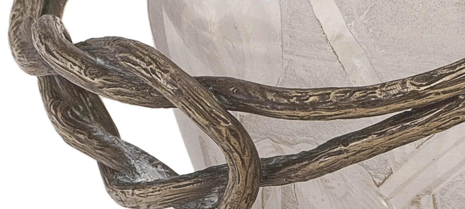 bonbonnière ancienne avec poignées décoratives sur un fond neutre