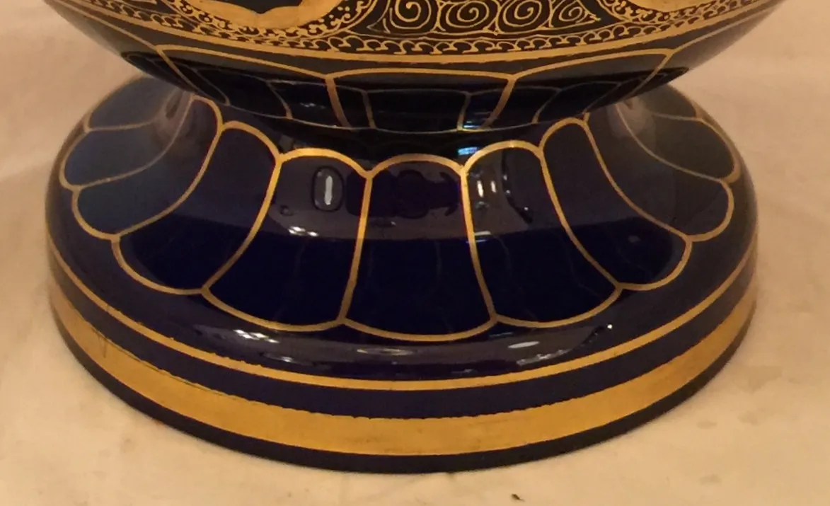 bombóniêr antigo com base azul e detalhes dourados