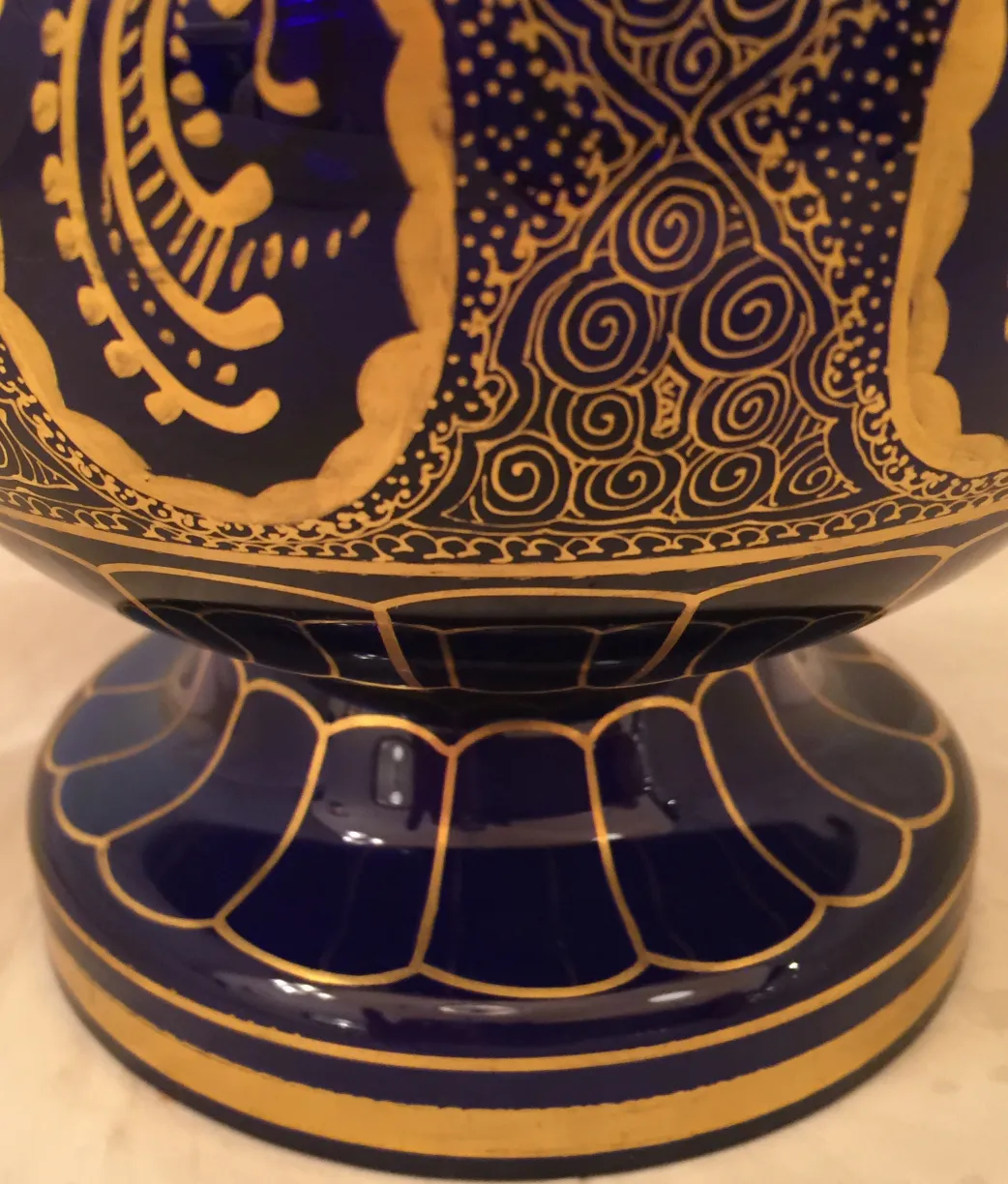 青い背景に金色の模様が施された古いキャンディボックス