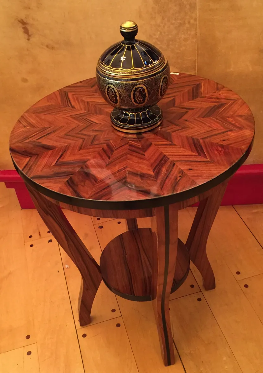 bonbonnière ancienne sur une table avec motif