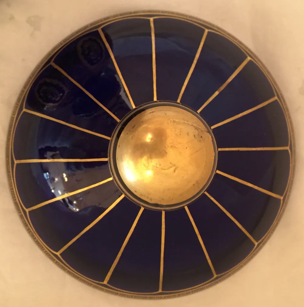 alte bonbonschale mit runder Basis, blau und gold