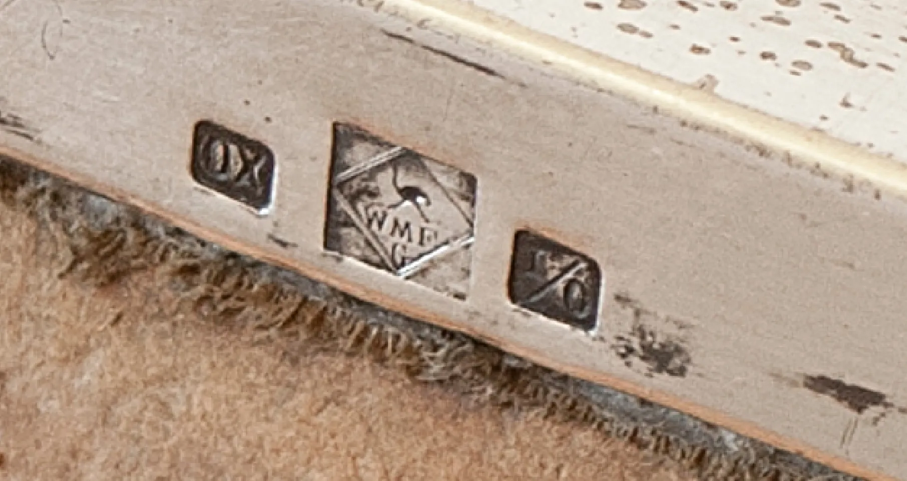 duas caixas de joias antigas com detalhes decorativos