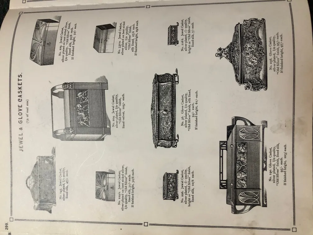 2つの古い宝石箱で、複雑な装飾的な詳細があります
