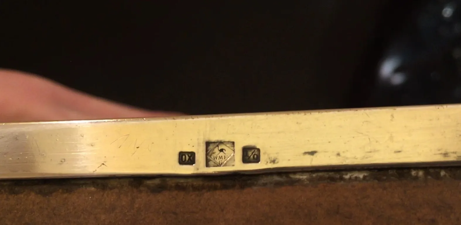 Deux bijoutiers anciens avec des gravures et des détails ornementaux