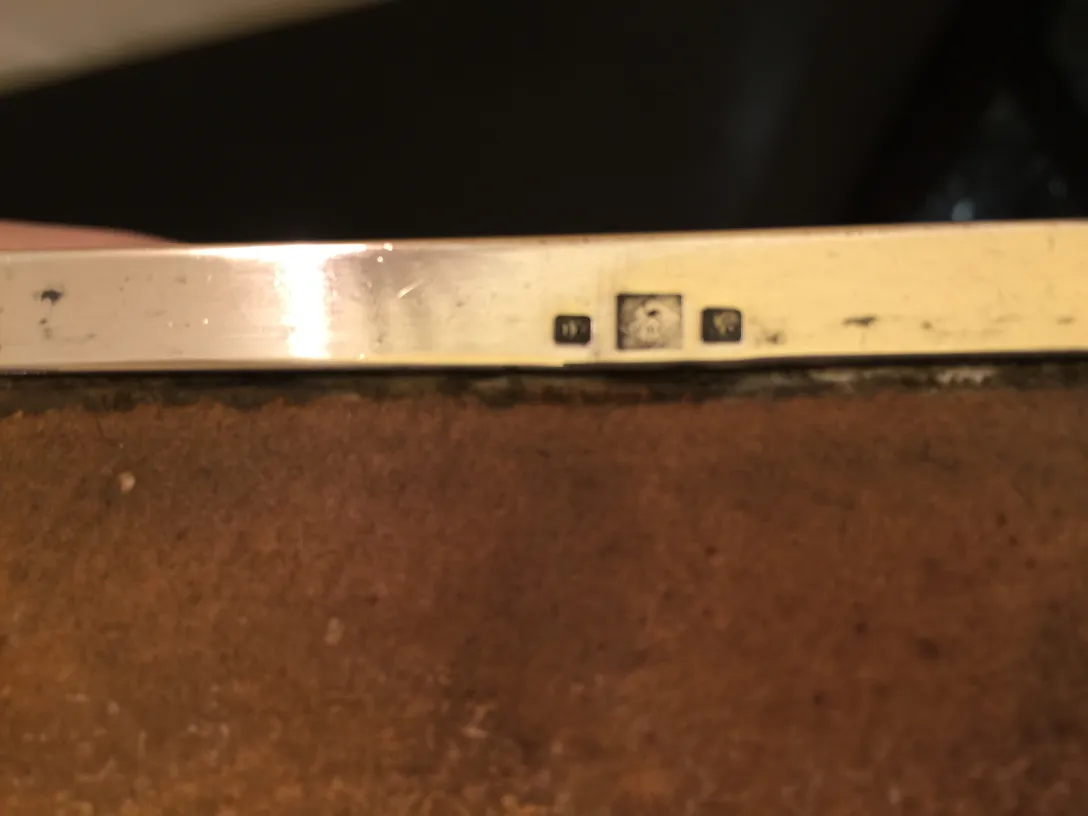 dos joyeros antiguos con detalles decorativos en un fondo marrón