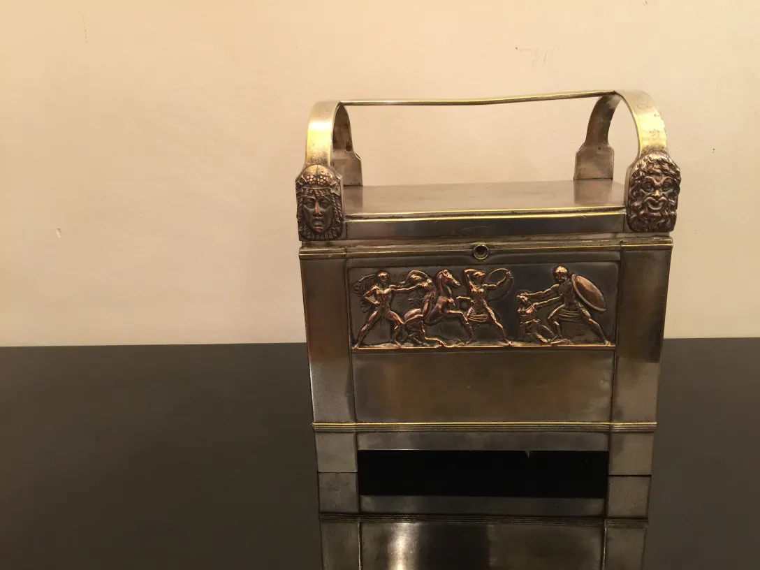 antike Schmuckschatulle mit Reliefdesign