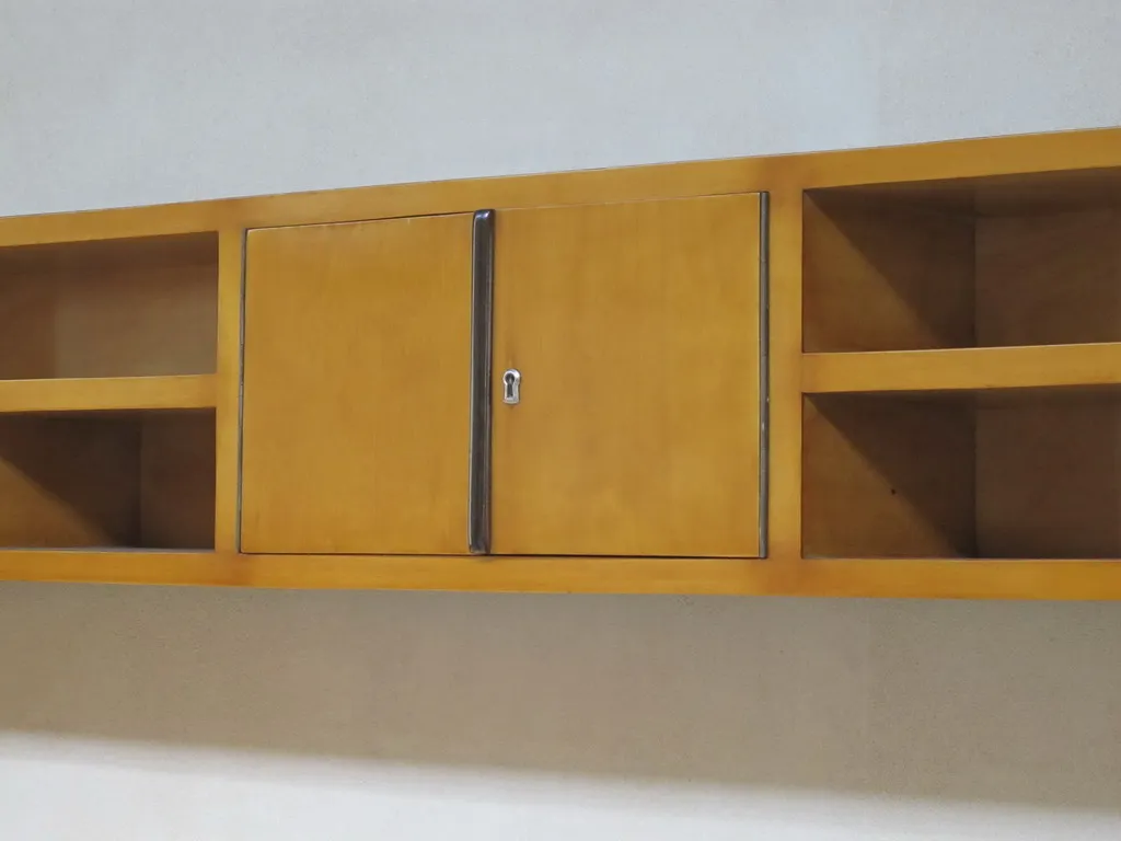 प्राचीन आर्मचेयर और खुली शेल्व हैं